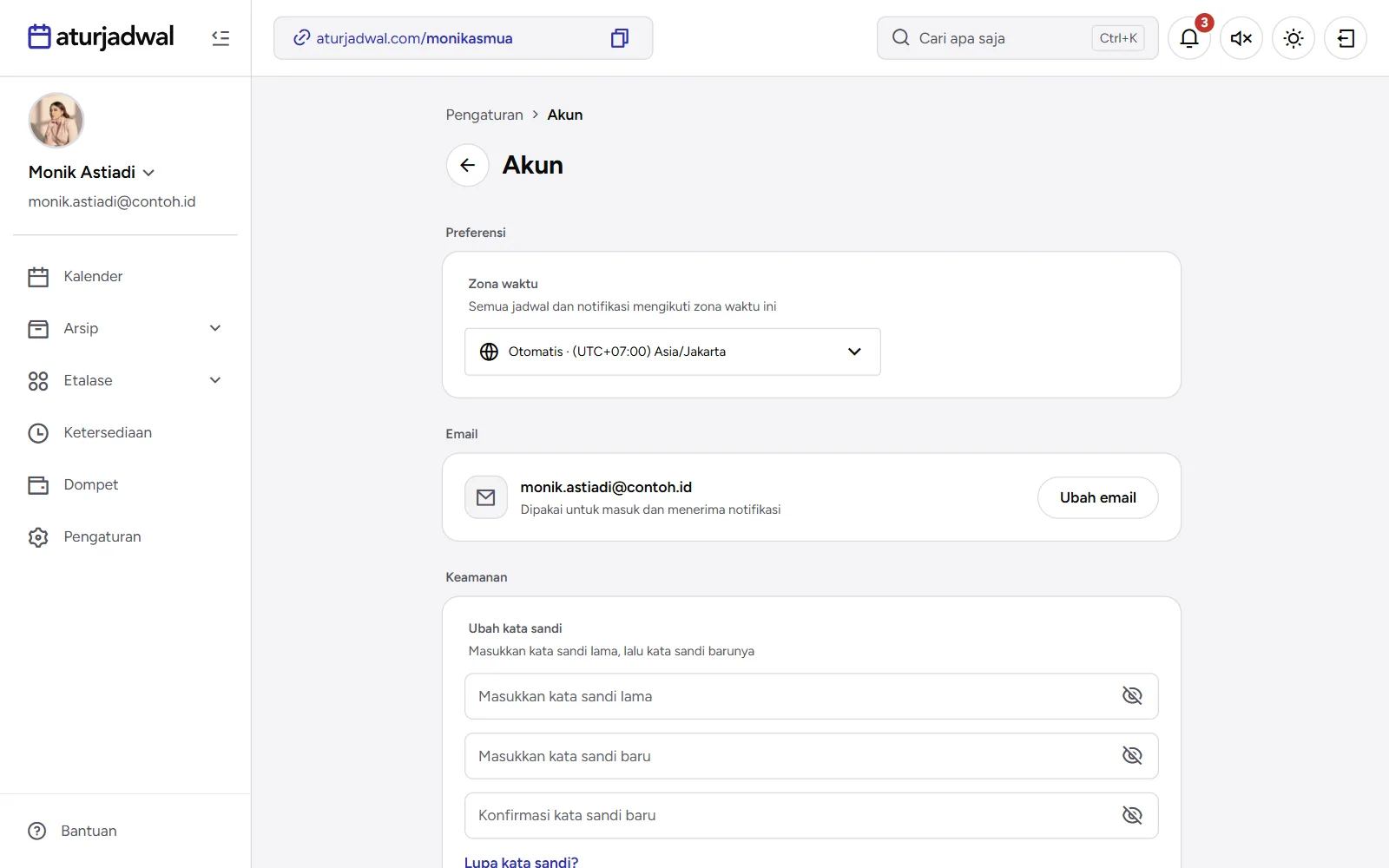 Tangkapan layar: Pengaturan Akun dengan zona waktu Otomatis, email, dan kata sandi, tampilan desktop