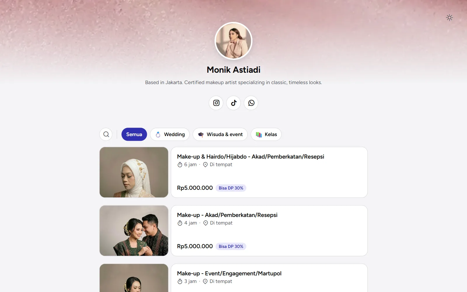 Tangkapan layar: halaman booking publik dengan banner, kapsul kategori, dan kartu layanan, tampilan desktop