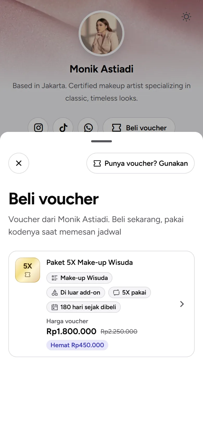 Tangkapan layar: daftar Beli voucher dengan tombol Punya voucher? Gunakan, tampilan ponsel
