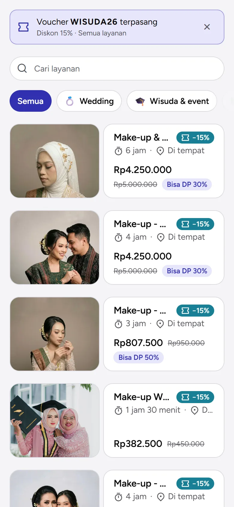 Tangkapan layar: daftar layanan dengan voucher terpasang dan harga terpotong di tiap kartu, tampilan ponsel