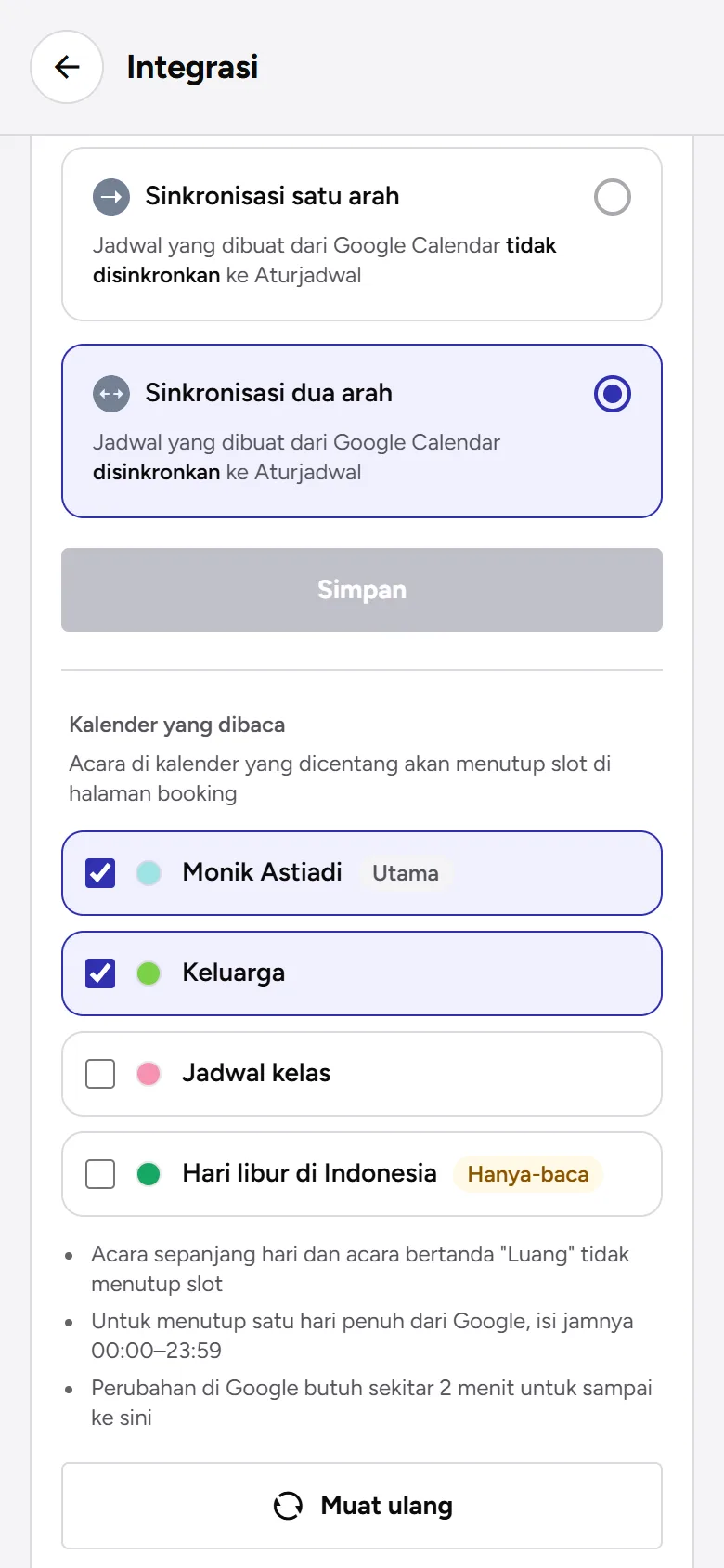 Tangkapan layar: pilihan sinkronisasi satu arah dan dua arah serta daftar Kalender yang dibaca, tampilan ponsel