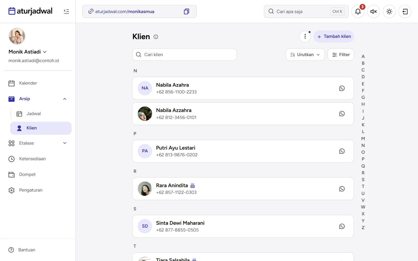 Tangkapan layar: daftar Klien per huruf dengan foto, ikon ulang tahun, dan tombol WhatsApp, tampilan desktop