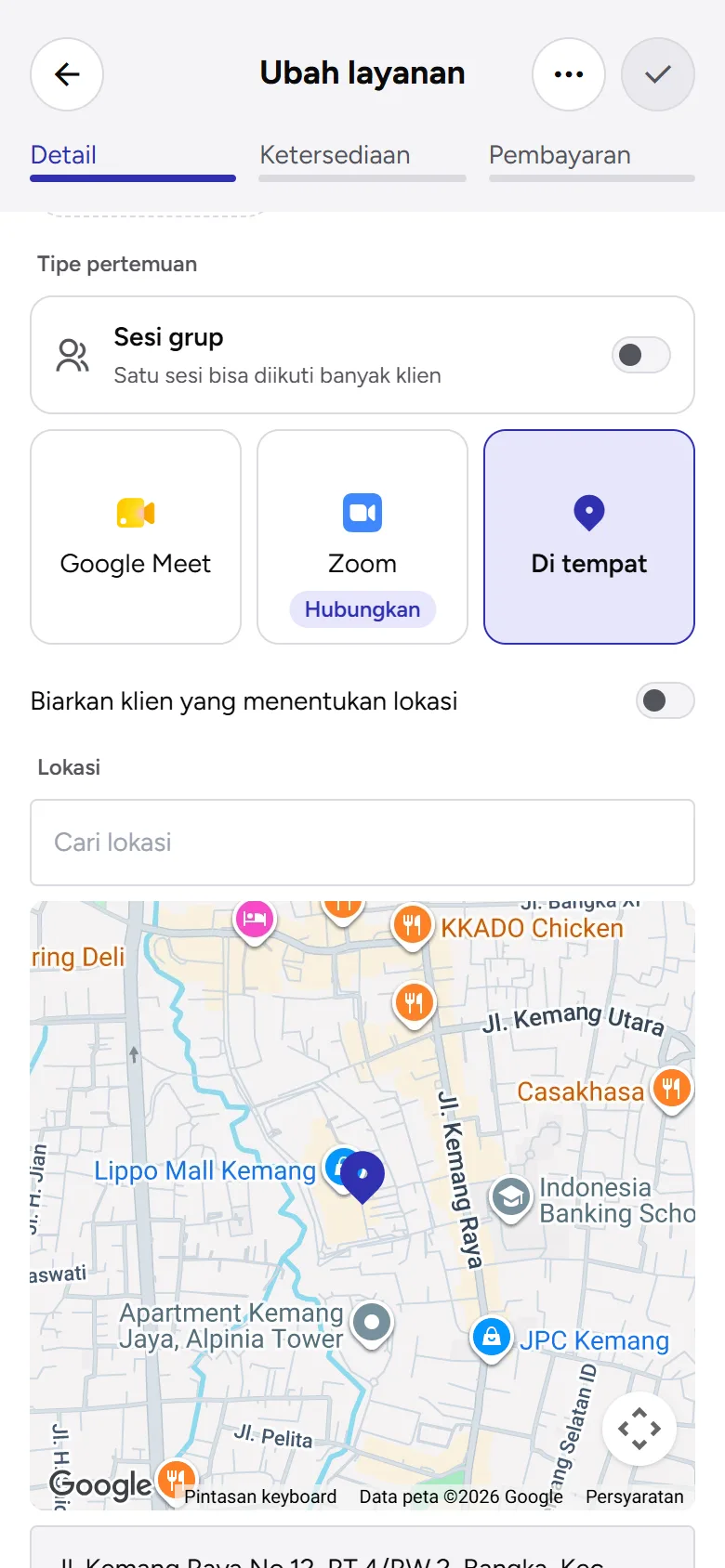 Tangkapan layar: pilihan Tipe pertemuan dengan Di tempat terpilih dan lokasinya di peta, tampilan ponsel