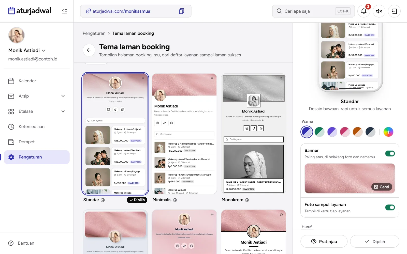 Tangkapan layar: panel Kustomisasi tema dengan warna, banner, dan foto sampul layanan, tampilan desktop