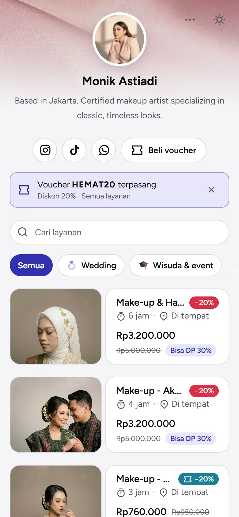 Tangkapan layar: daftar layanan dengan diskon dan voucher terpasang: dua lencana dan harga setelah semua potongan, tampilan ponsel