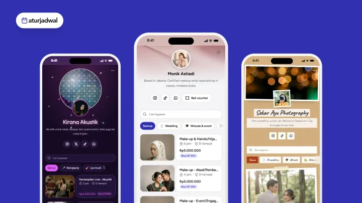 Halaman booking Aturjadwal di tiga ponsel: satu tema standar dan dua tema lain, di atas latar indigo.