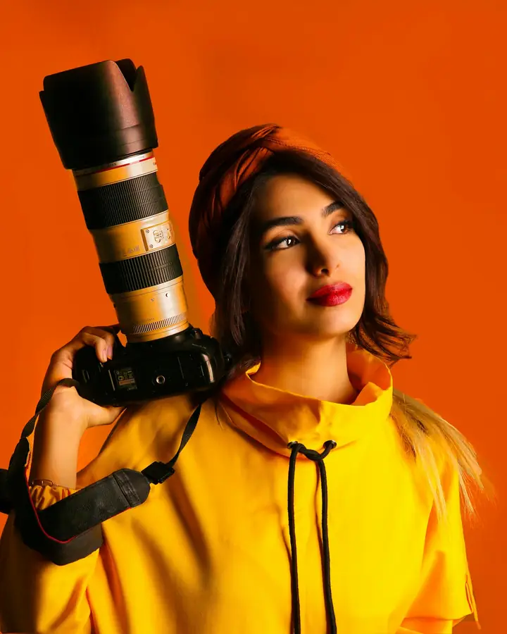 Fotografer memanggul kamera berlensa panjang