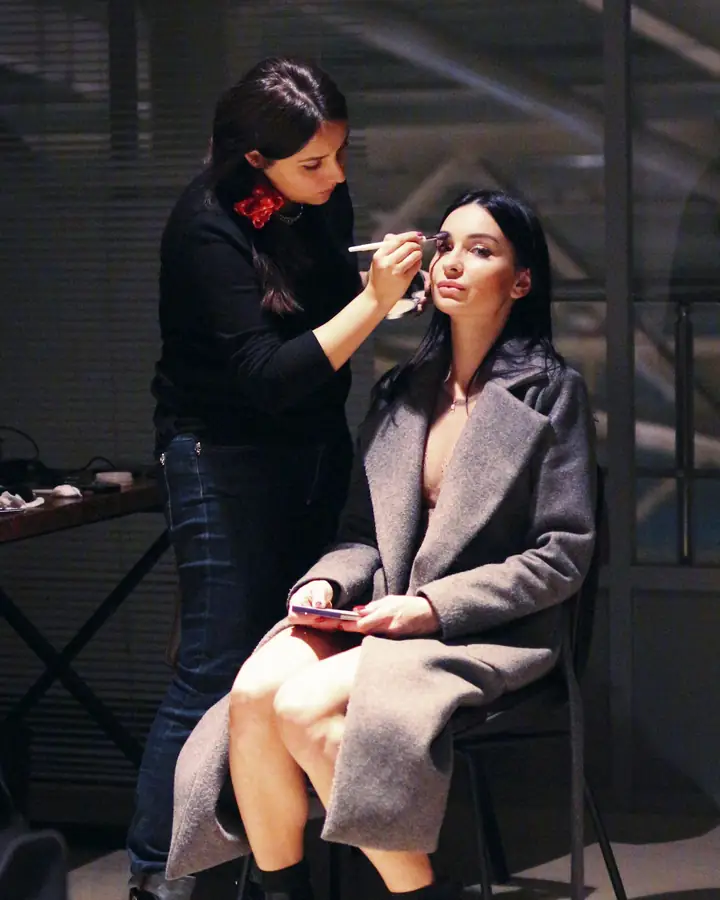 Make-up artist merias kliennya di studio