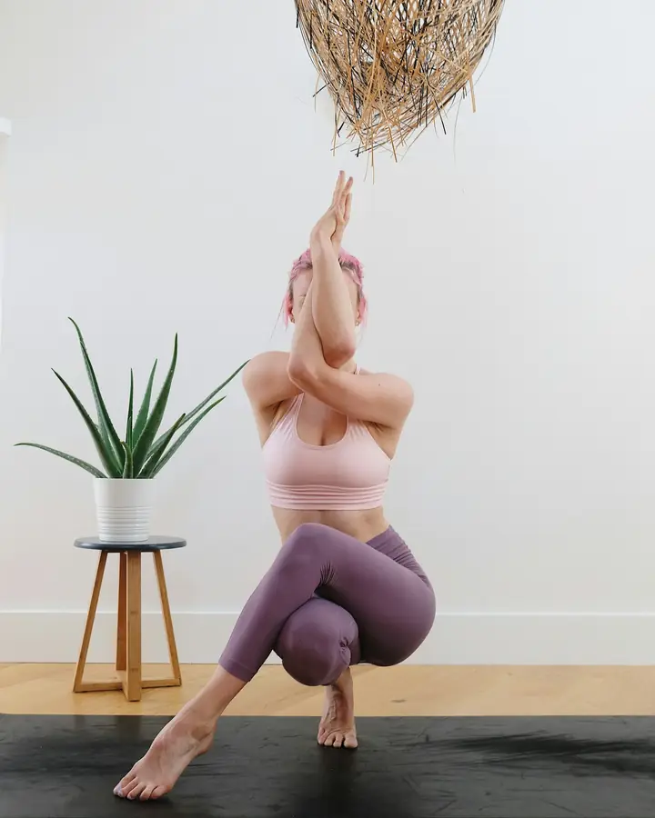 Instruktur yoga berpose garuda di studio