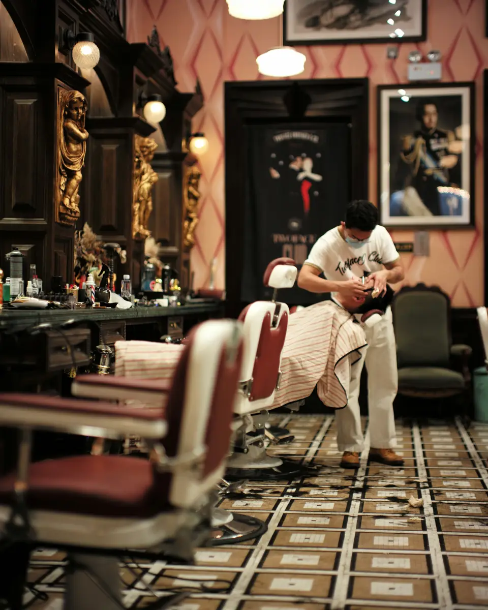 Barber bekerja di barbershop berlantai tegel motif